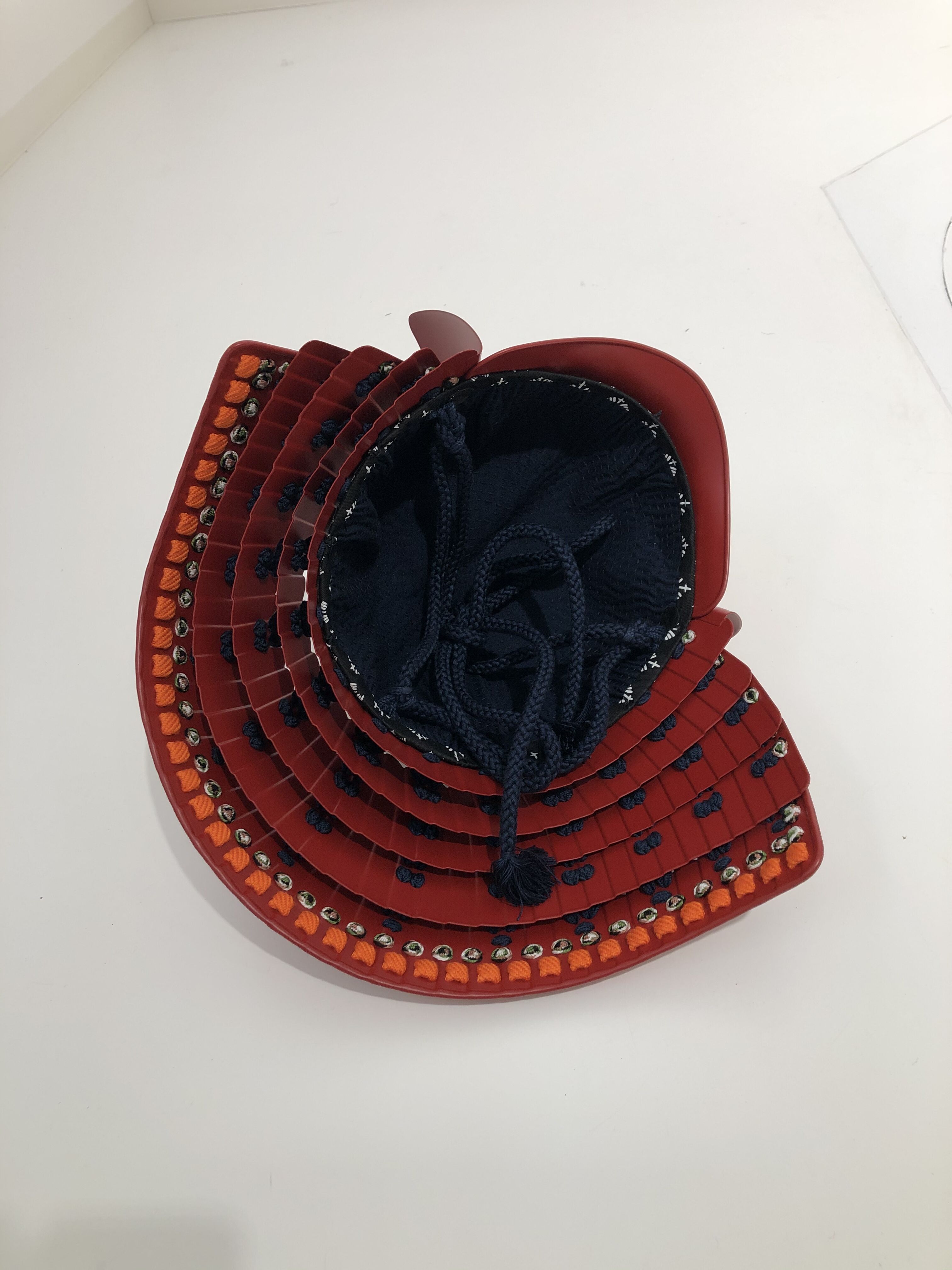 【O-079-K】濃紺糸威赤艶消鋲綴二枚胴具足(桃形兜)(兜のみ)