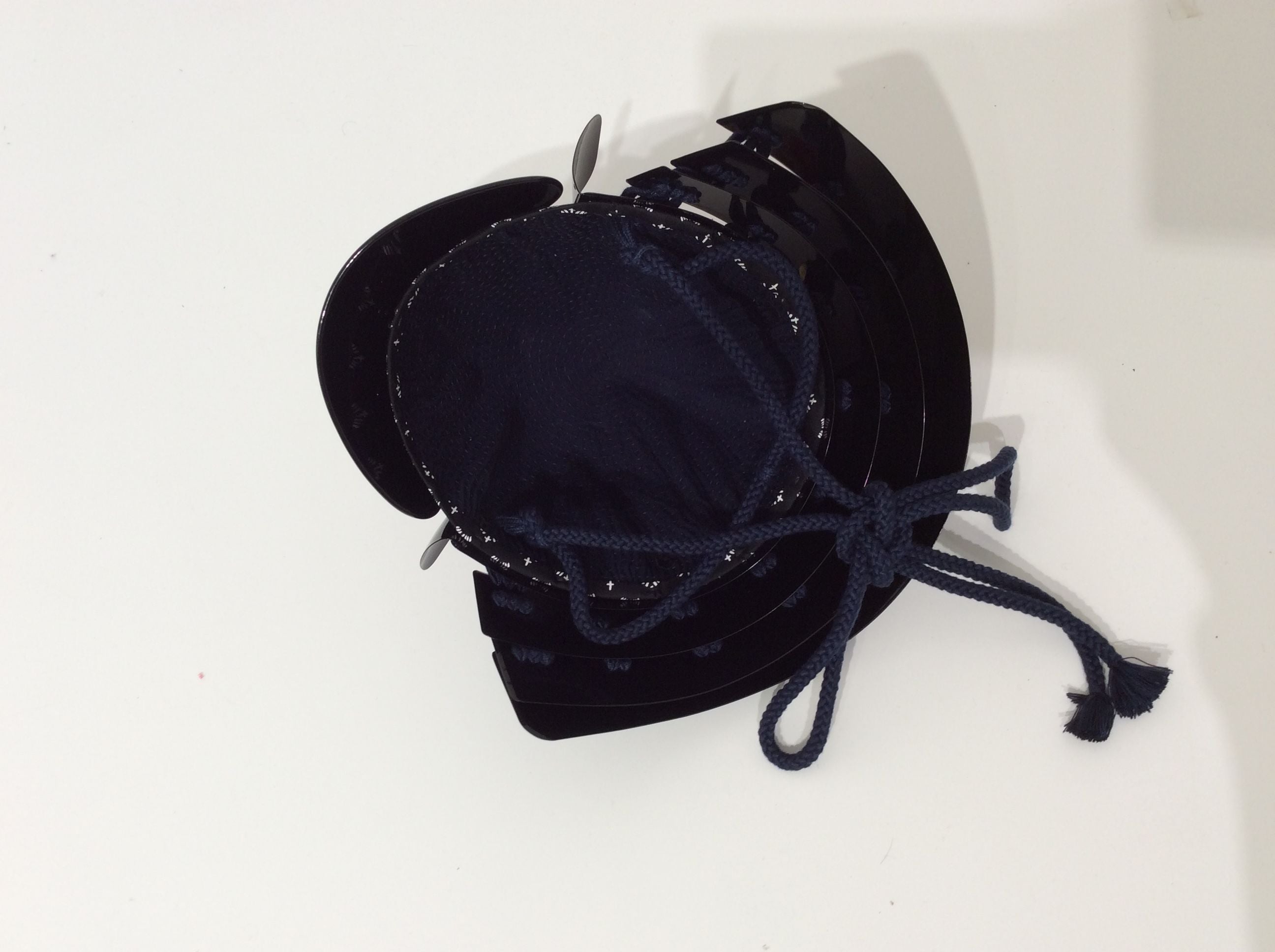 【O-065-1-K】濃紺糸威黒桶側二枚胴具足(兜のみ)