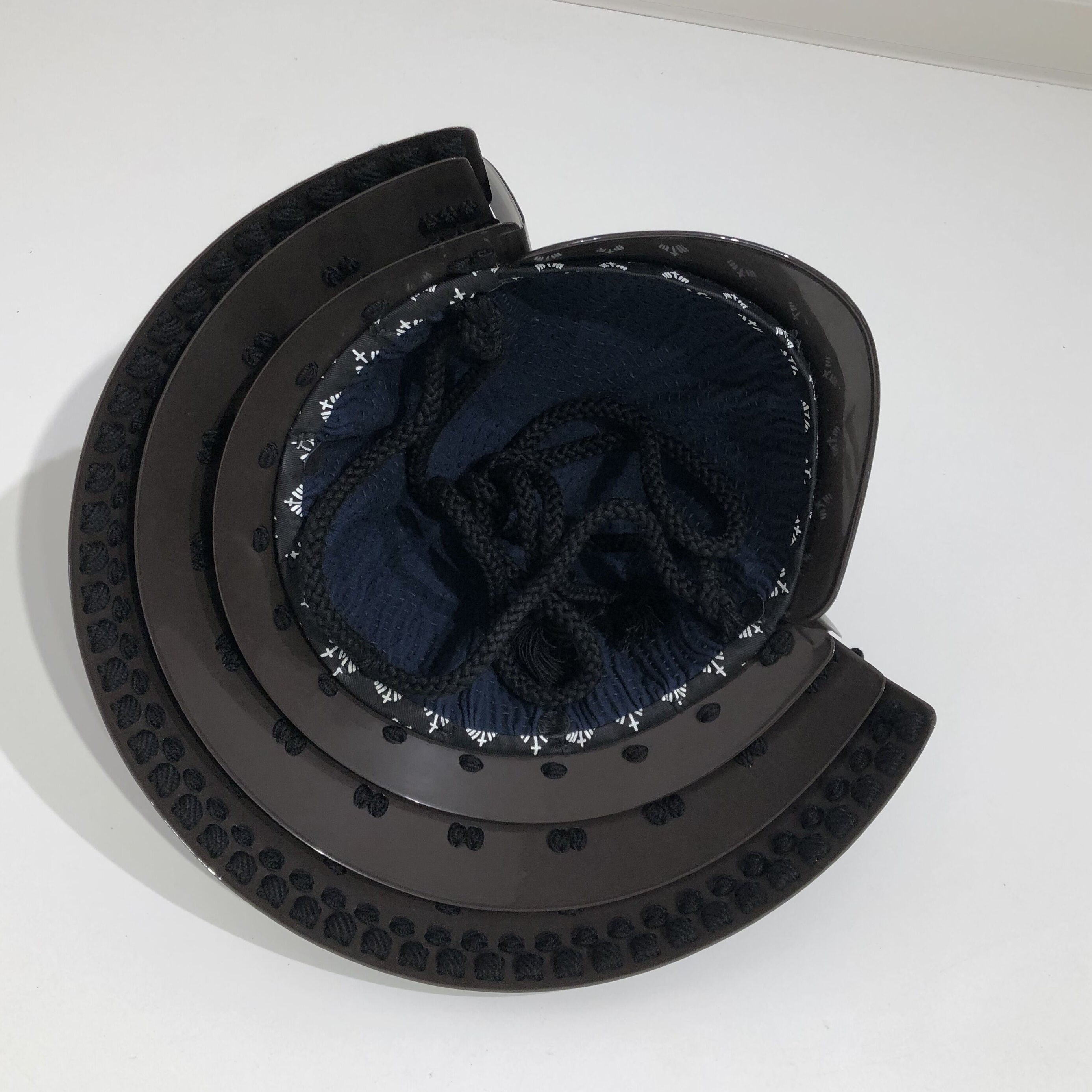 【O-069-K】黒糸威胸取鎬二枚胴具足(兜のみ)