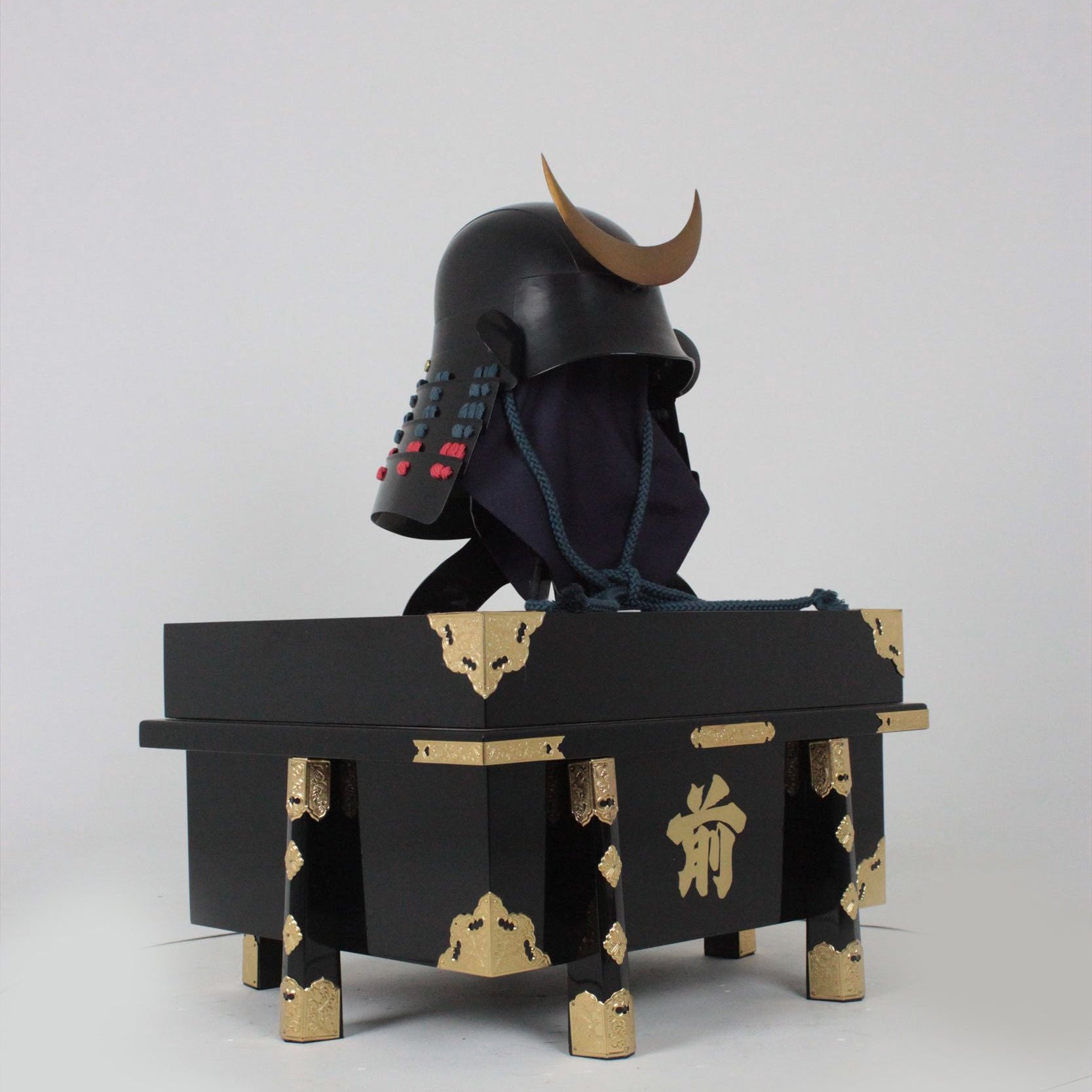 【O-054-K】紺赤糸威黒桶側二枚胴具足(兜のみ)