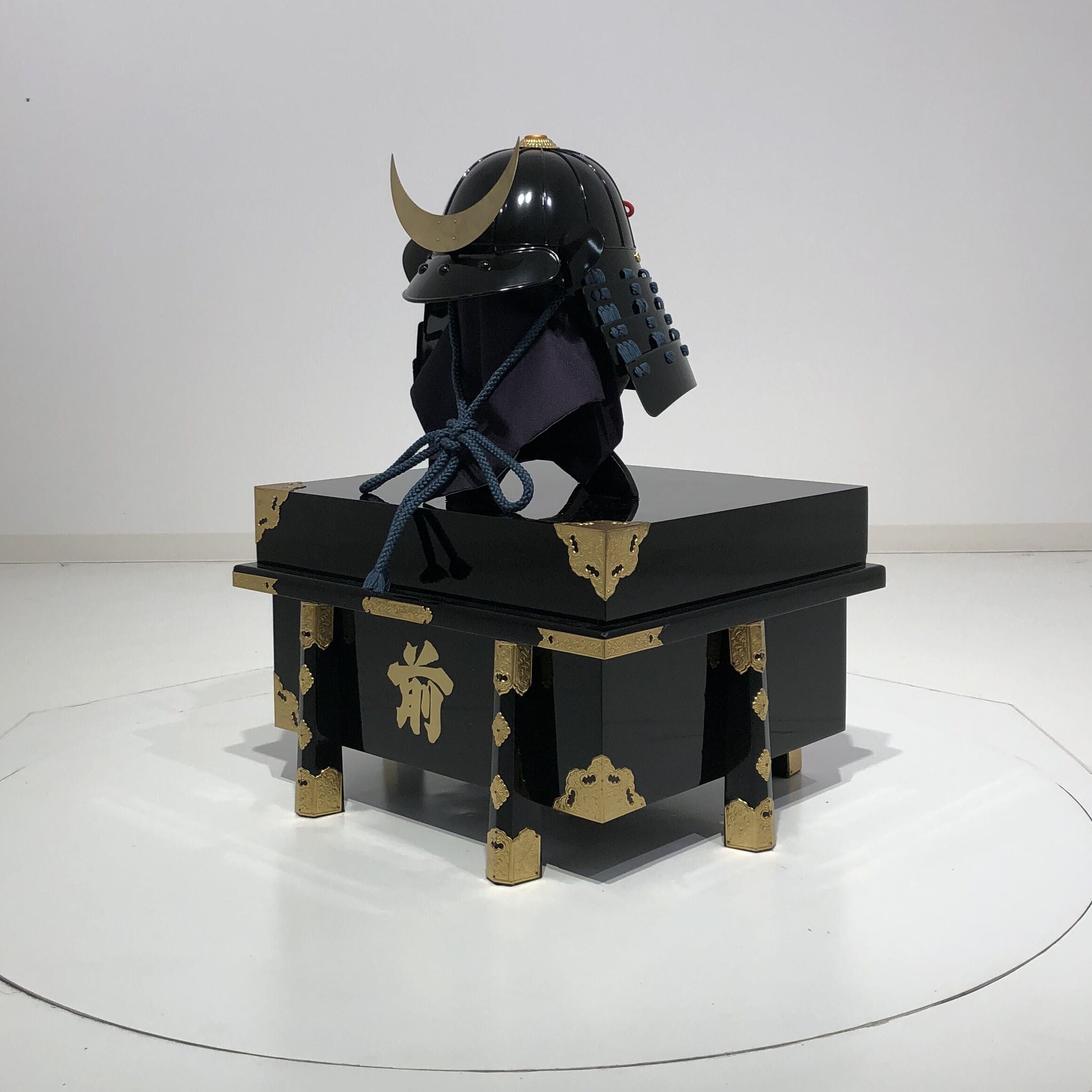 【O-063-K】 紺糸威黒桶側二枚胴具足(兜のみ)