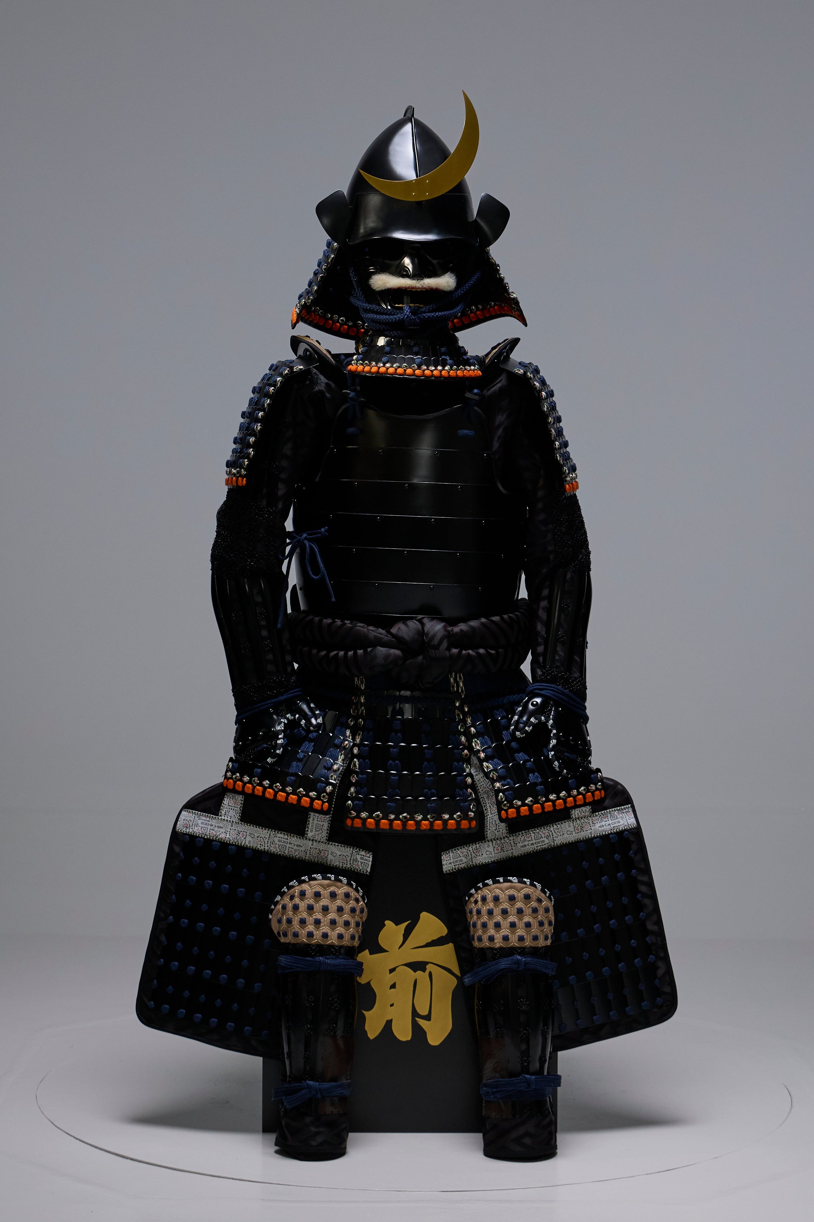 【O-051】紺糸威黒艶消鋲綴二枚胴具足(桃形兜)