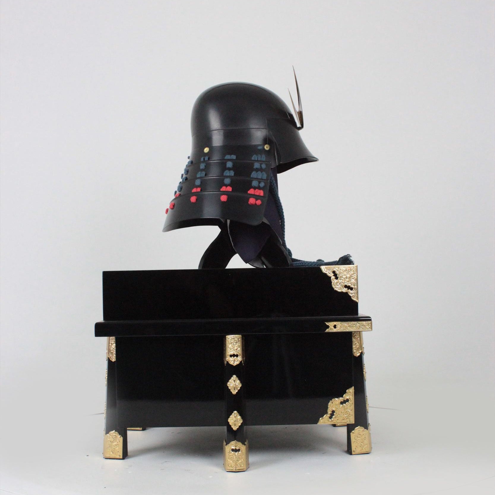【O-054-K】紺赤糸威黒桶側二枚胴具足(兜のみ)