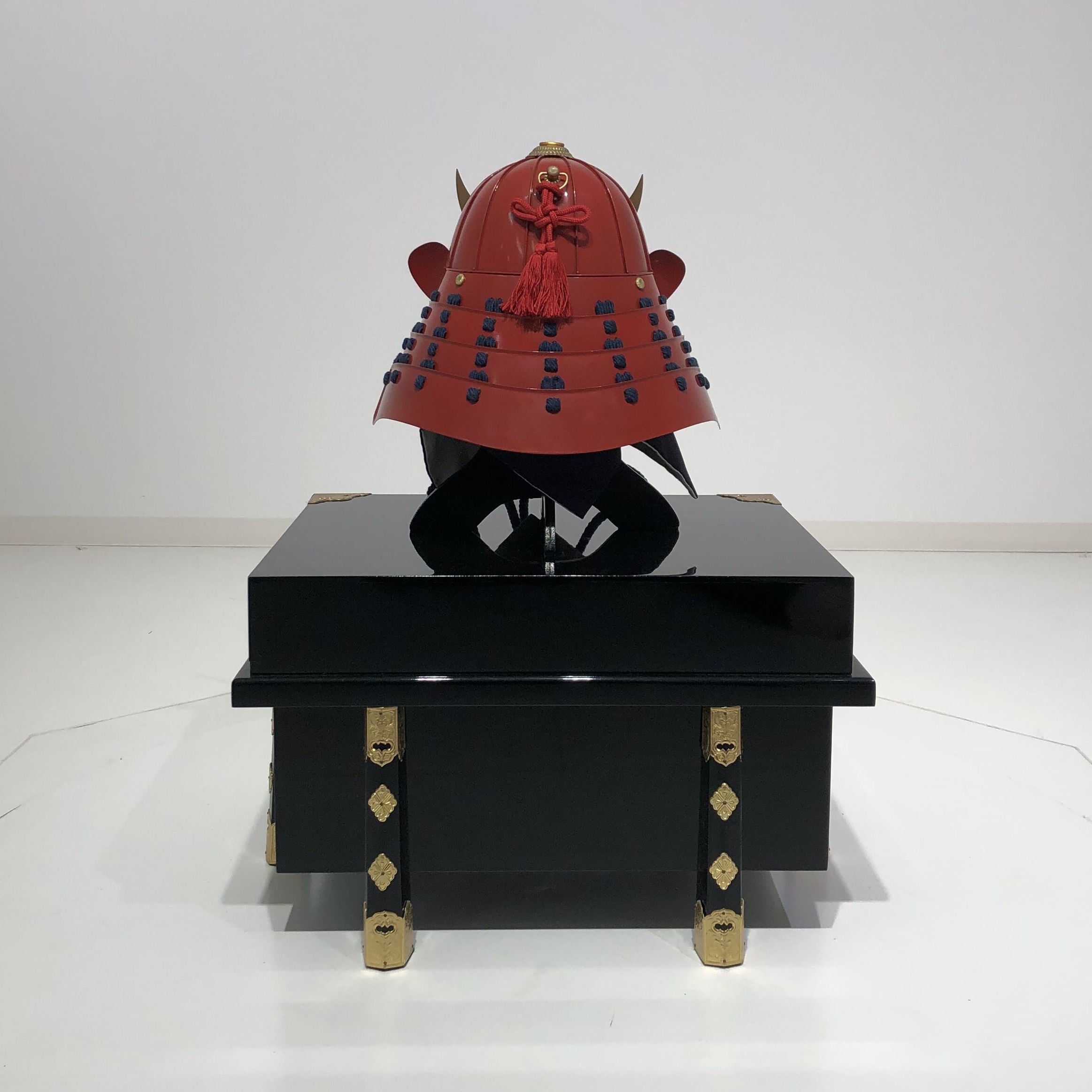 【O-062-K】濃紺糸威赤桶側二枚胴具足(時代塗)(兜のみ)