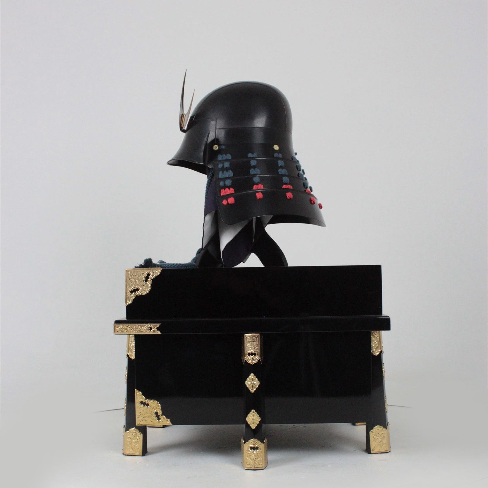 【O-054-K】紺赤糸威黒桶側二枚胴具足(兜のみ)