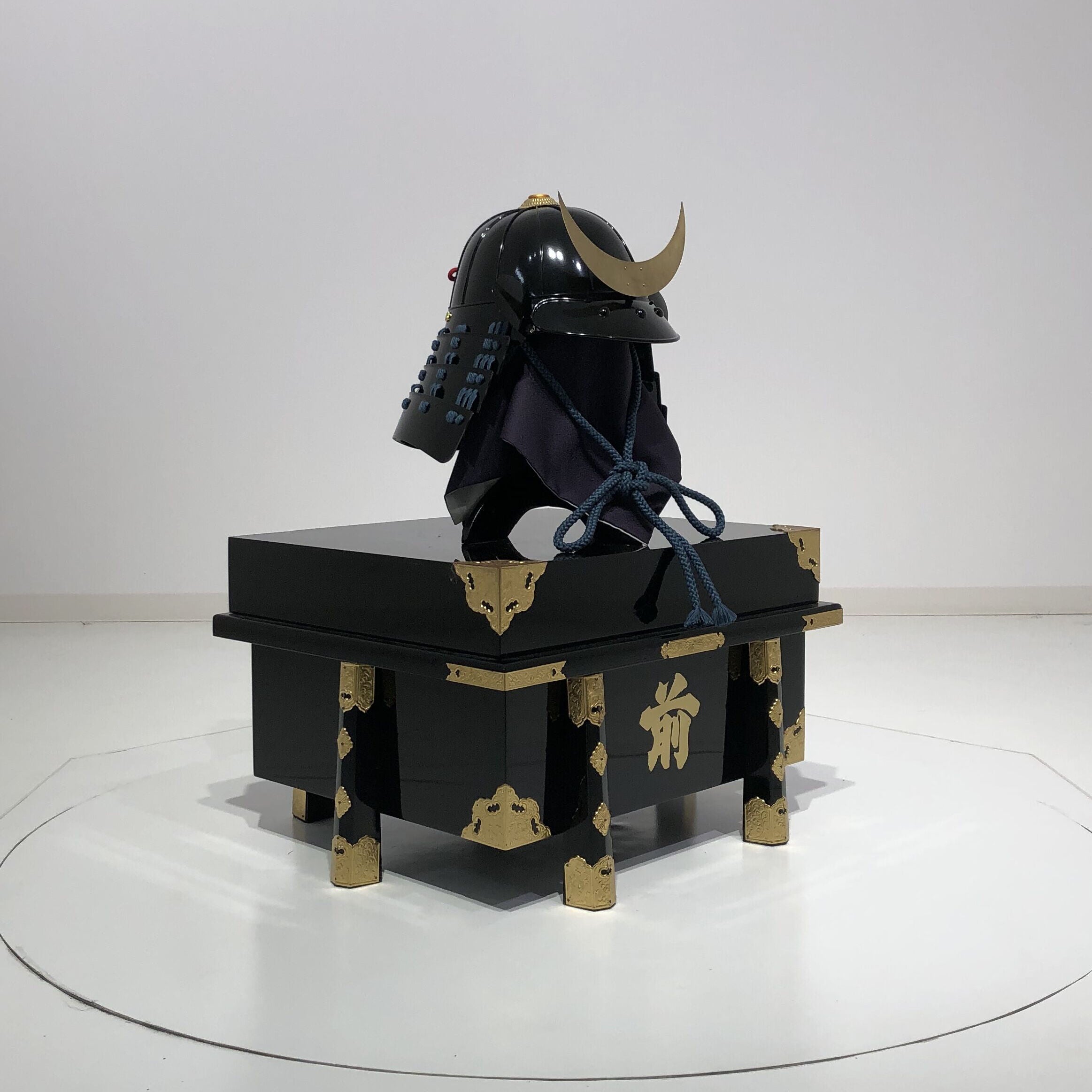 【O-063-K】 紺糸威黒桶側二枚胴具足(兜のみ)