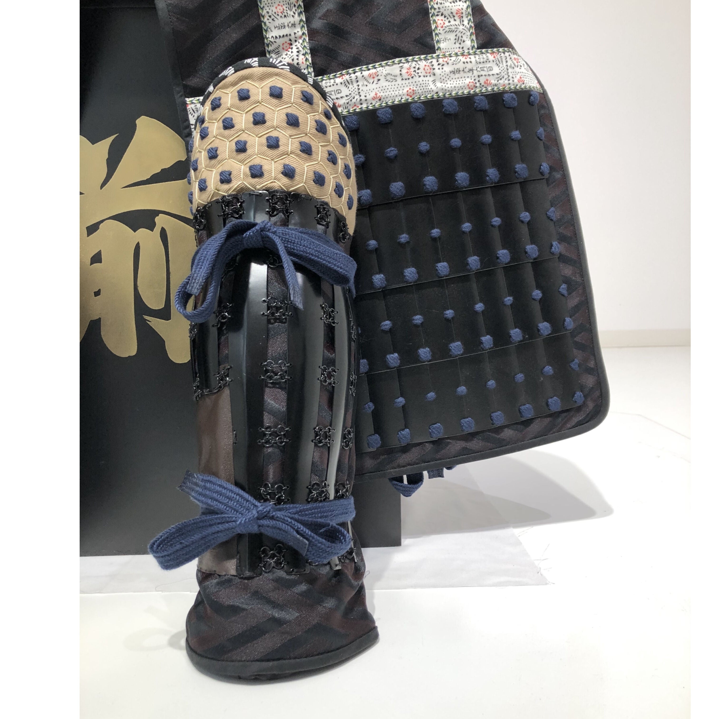 【O-051】紺糸威黒艶消鋲綴二枚胴具足(桃形兜)