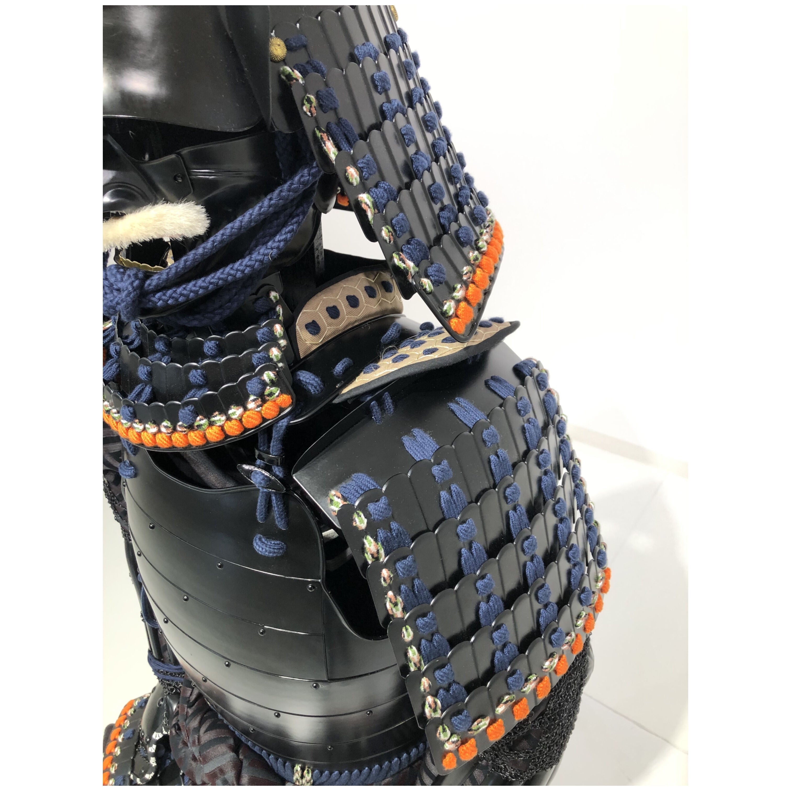 【O-051】紺糸威黒艶消鋲綴二枚胴具足(桃形兜)
