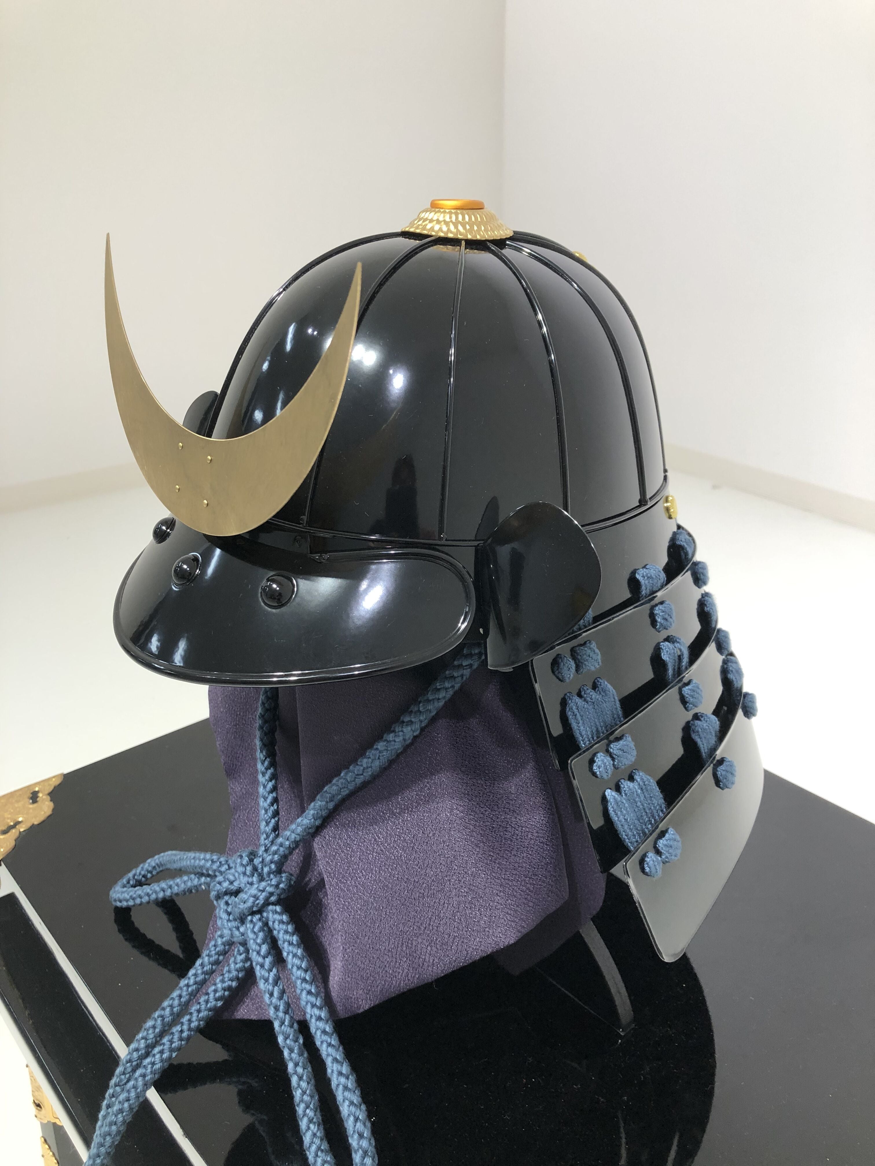 【O-063-K】 紺糸威黒桶側二枚胴具足(兜のみ)