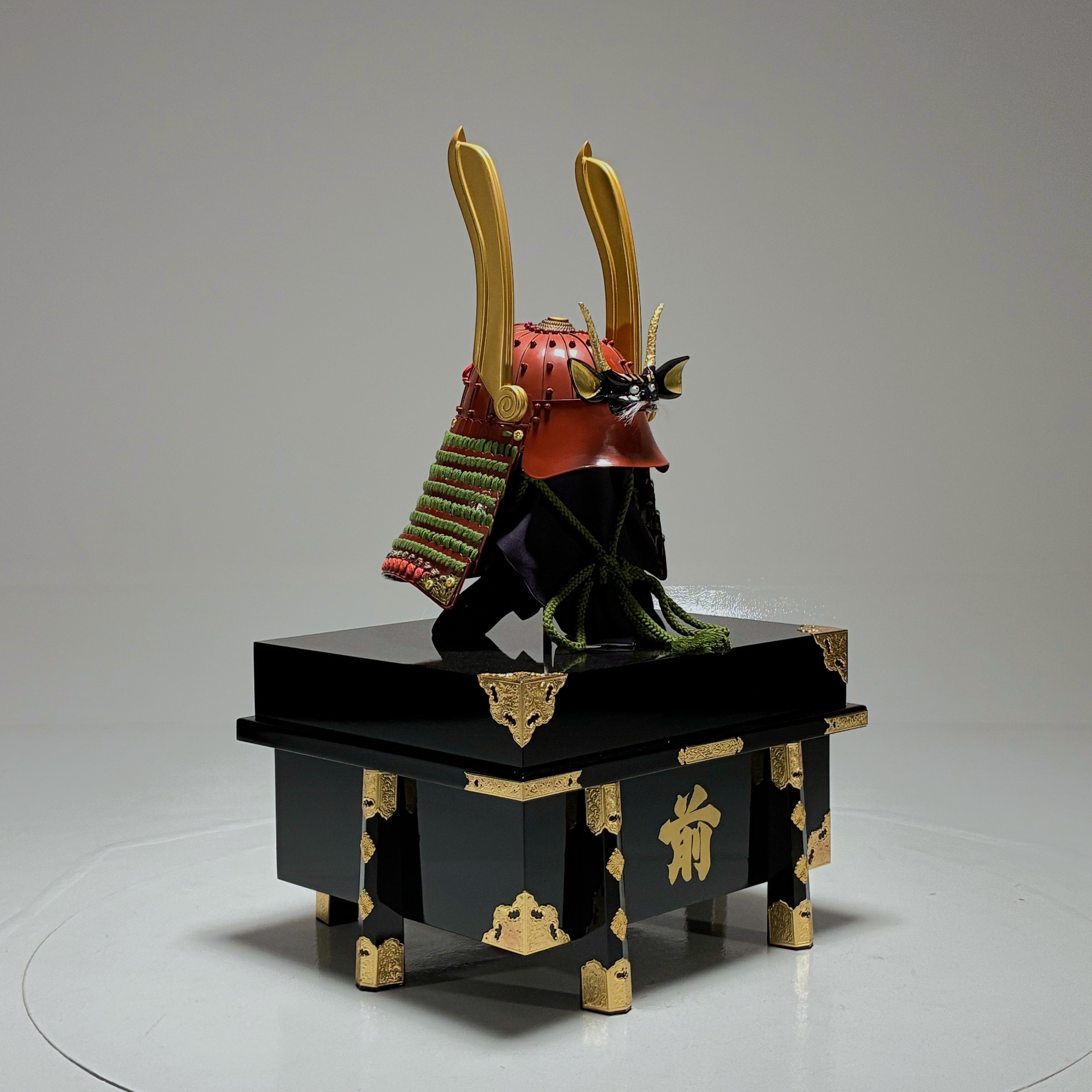 【O-080-K】平角脇立 蓬糸毛引威 胸取半懸桶側二枚胴具足(兜のみ)