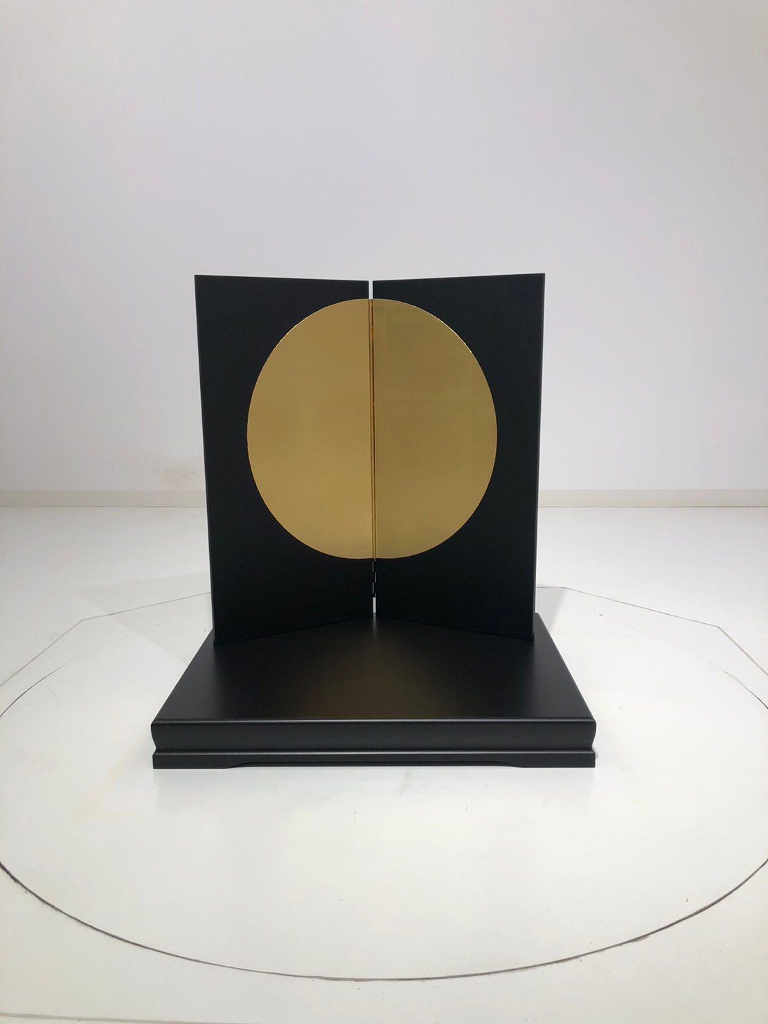 [F-002] "Daisho No. 12 Black Lacquer 18-ken Star Kabuto Exclusive Gold Folding Screen and Display Stand"