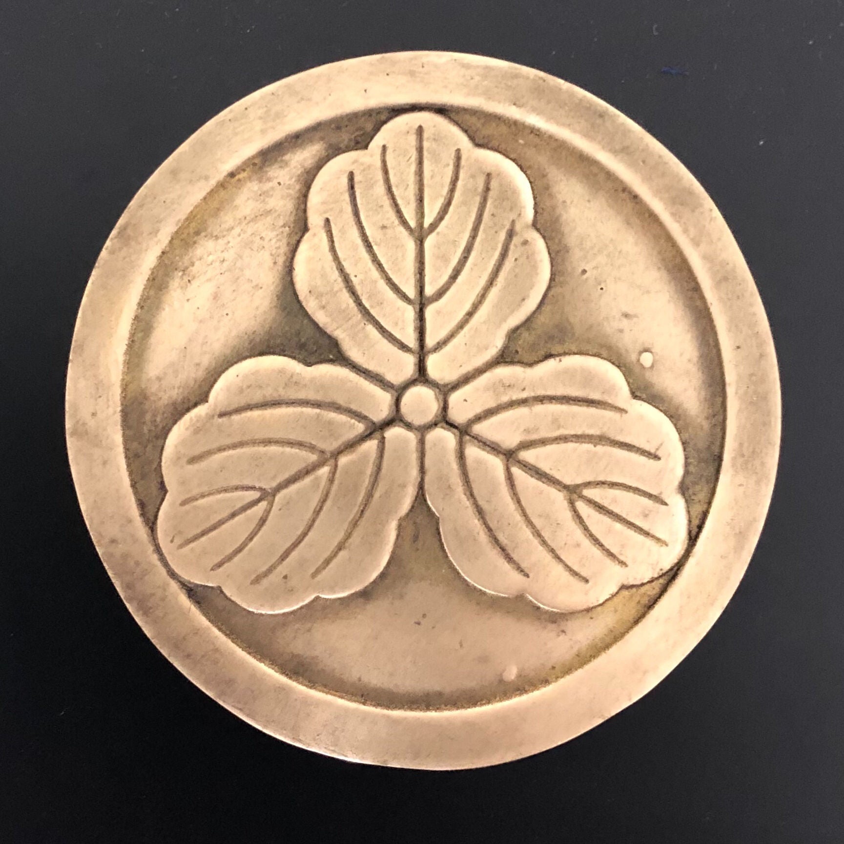 [K-022] Front plate, circle with three oak leaves