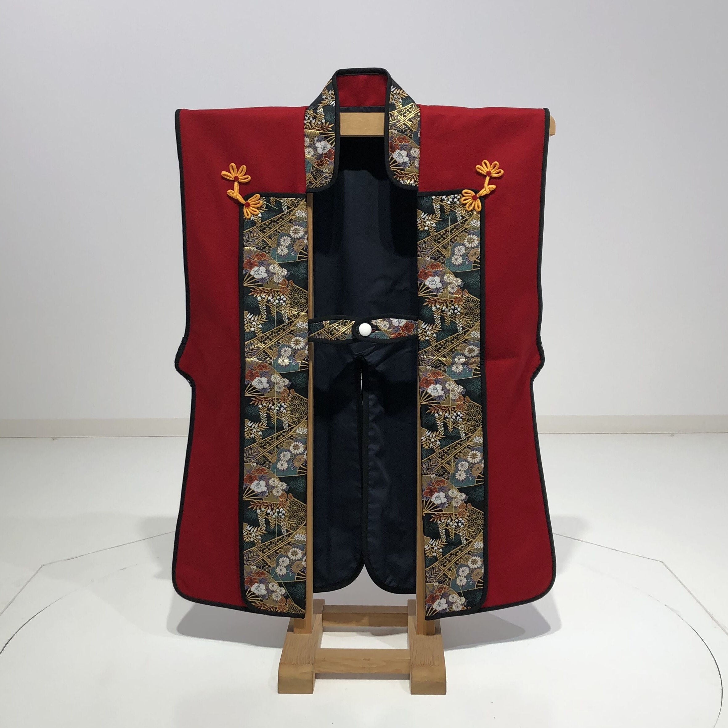 [B-051-1] Jinbaori (red woolen cloth)