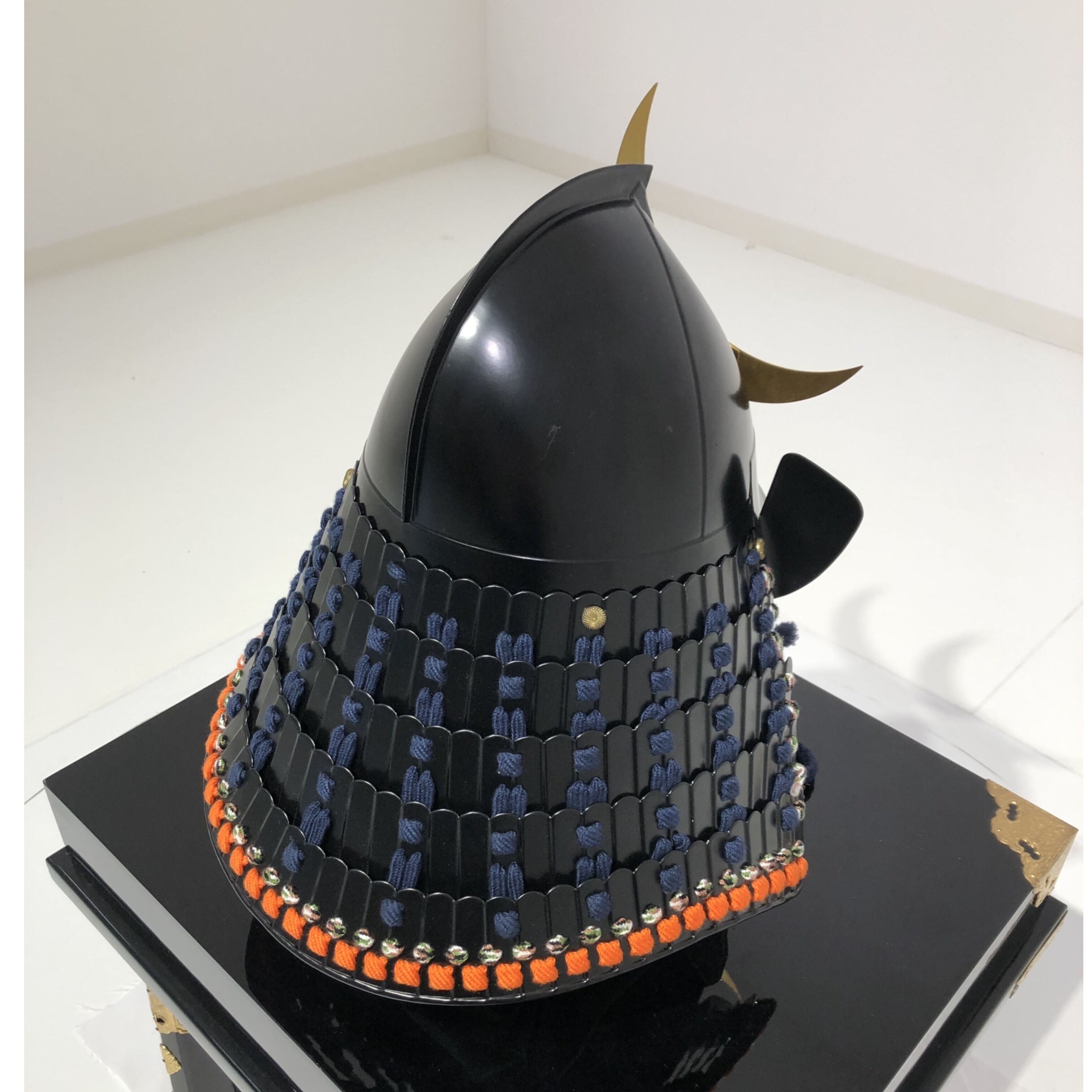 [O-051-K] Navy blue thread, black matte finish, riveted two-piece armor (peach shape) (helmet only)