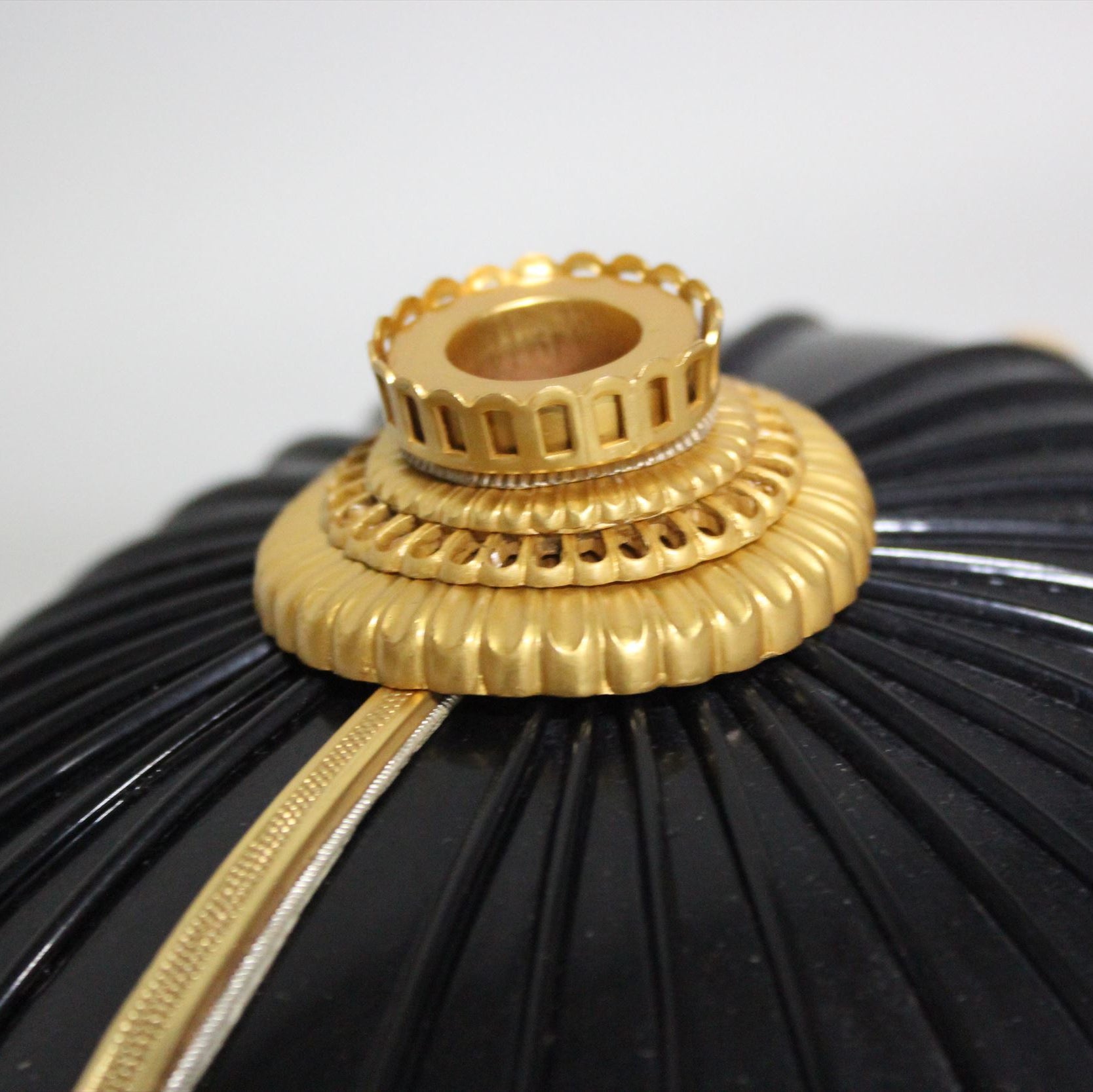 [O-016-k] Black thread-dyed modern small scale two-piece torso (helmet only)