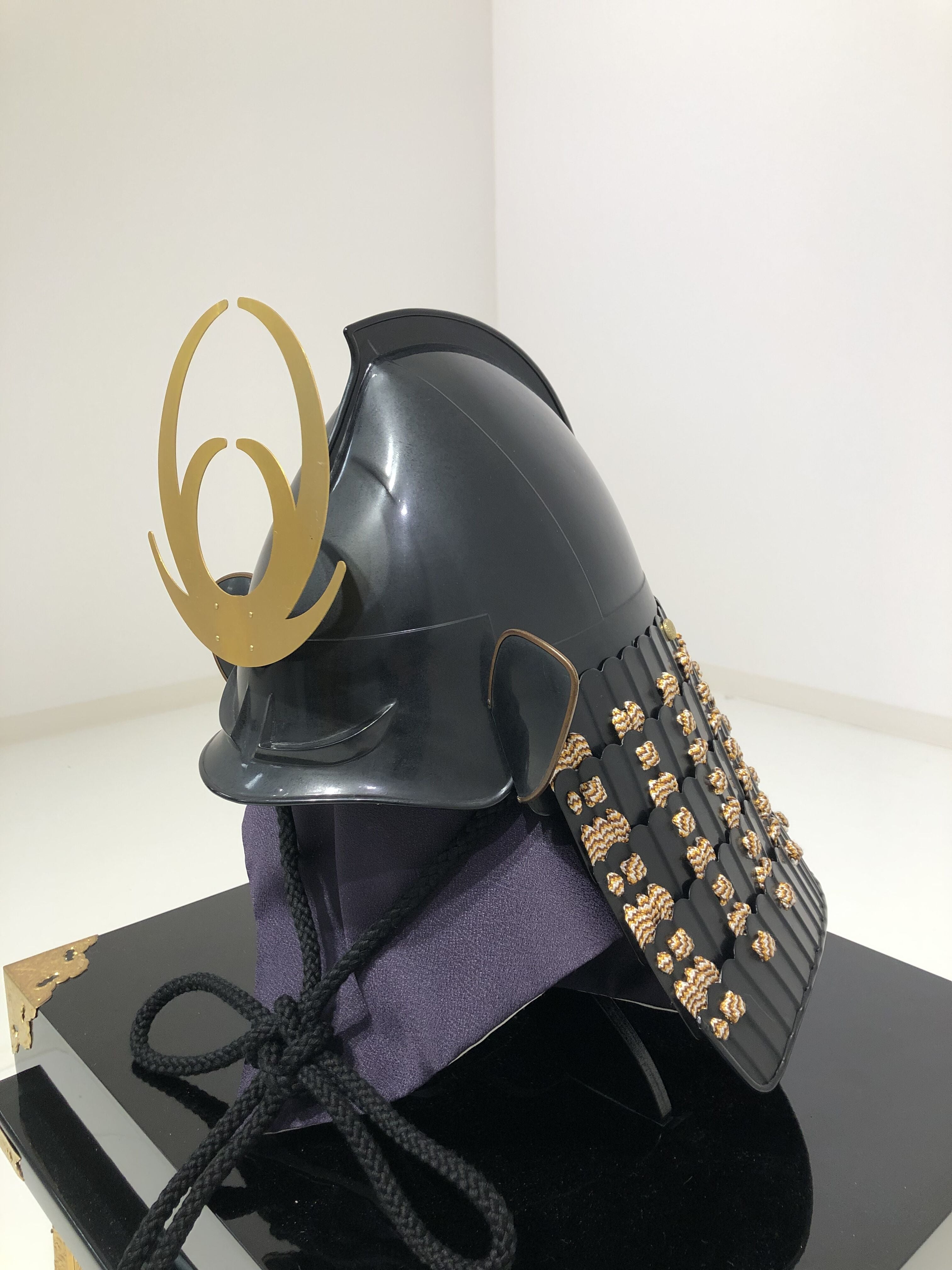 [O-023-K] Two-piece helmet with vertical seams and a wooden sash (helmet only)