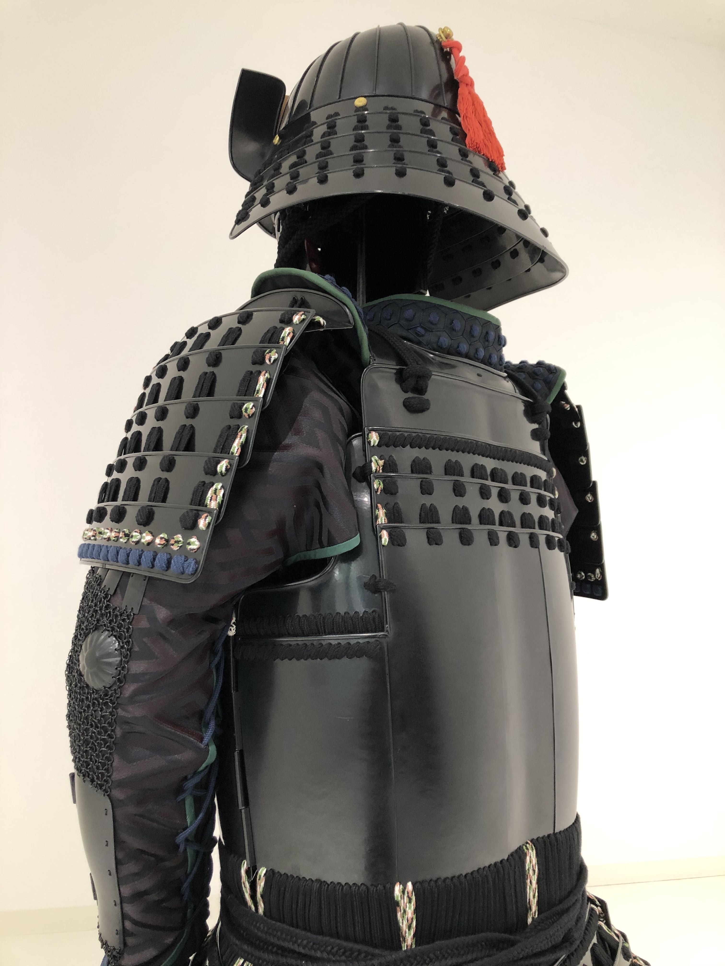 [O-036] Black thread armor with vertical seams