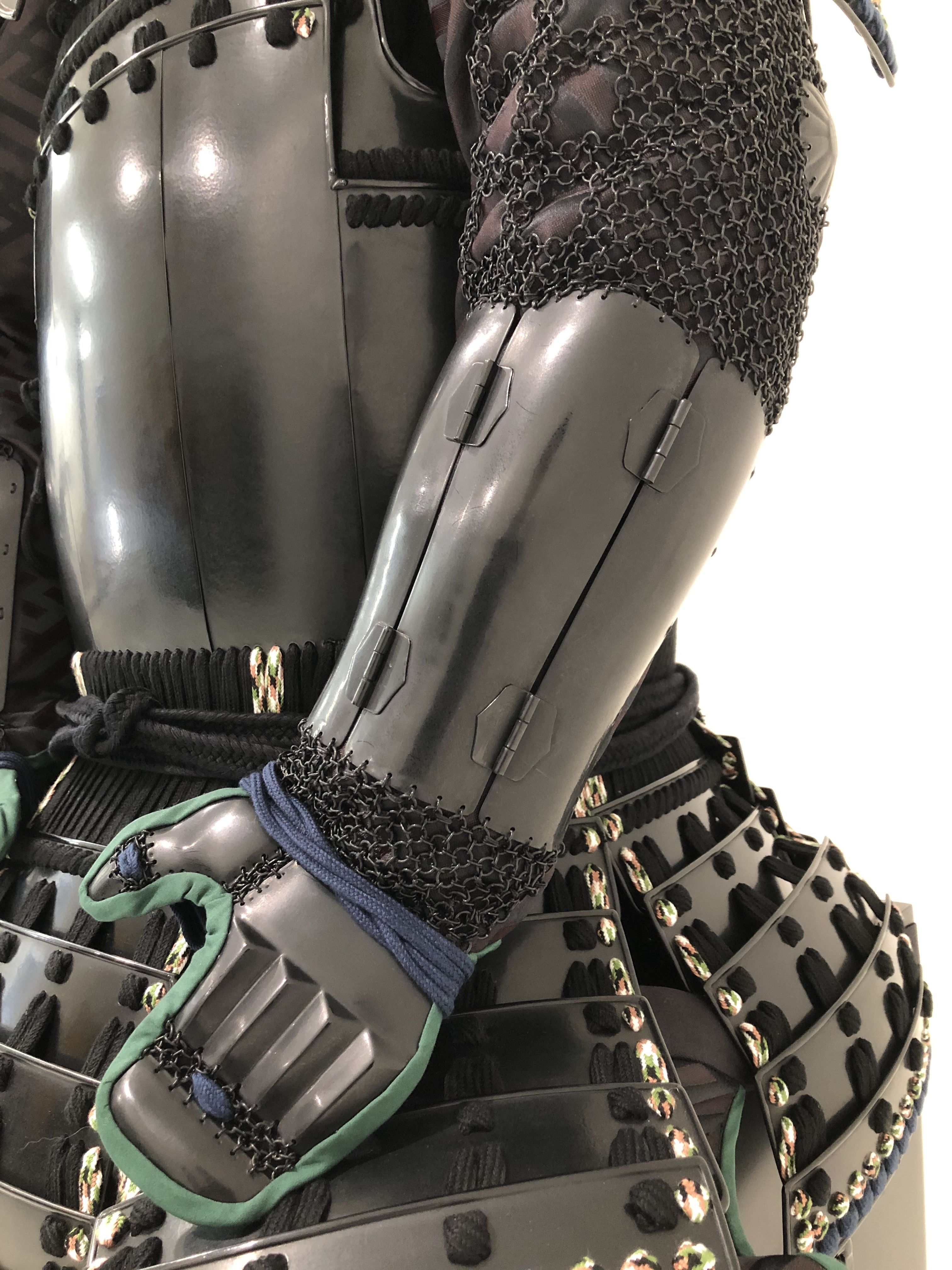 [O-036] Black thread armor with vertical seams