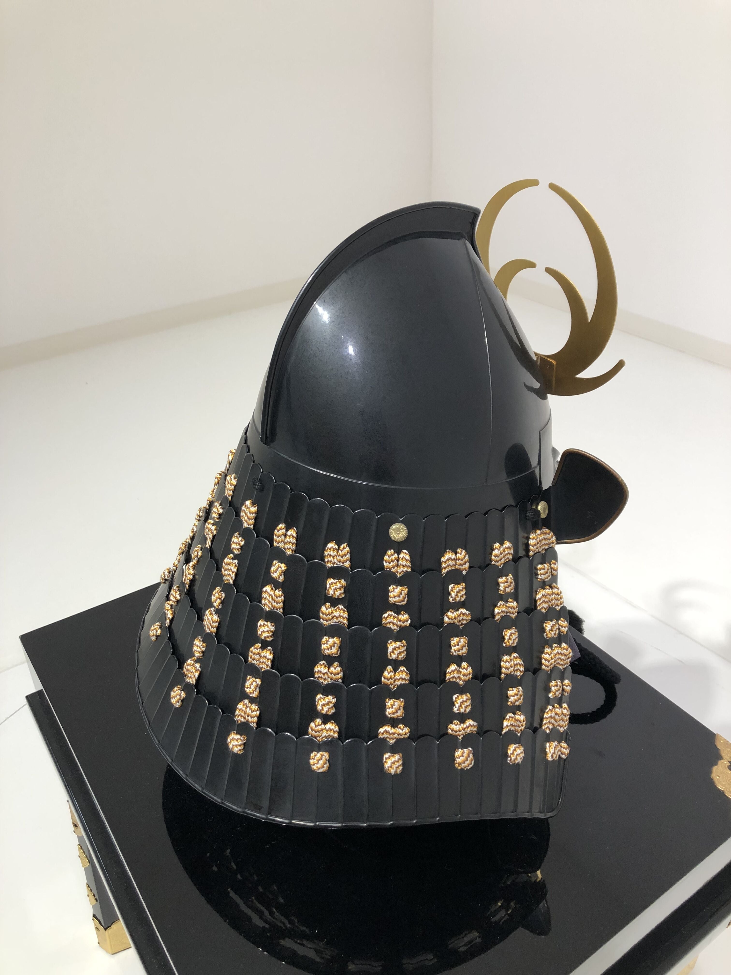 [O-023-K] Two-piece helmet with vertical seams and a wooden sash (helmet only)