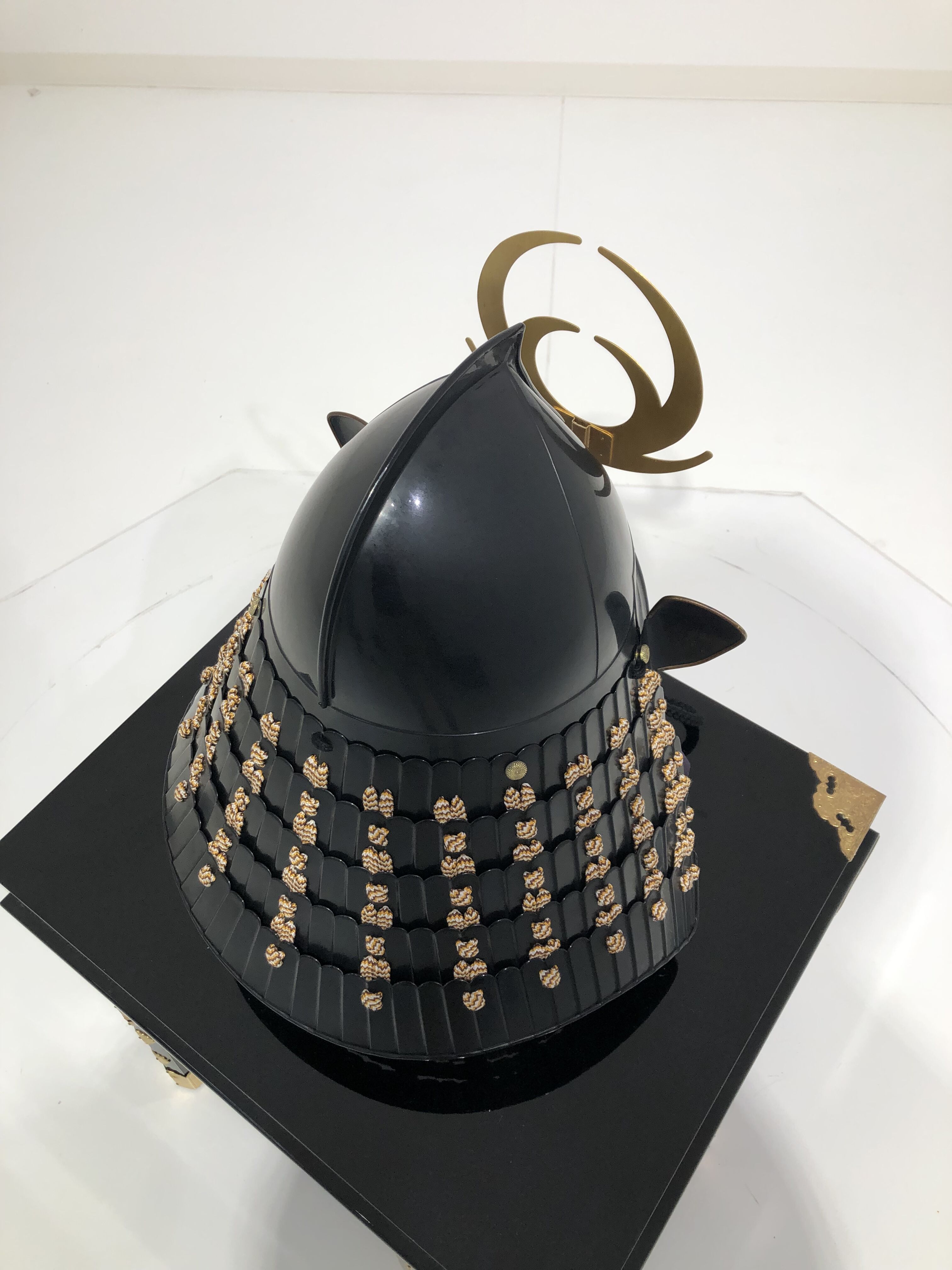 [O-023-K] Two-piece helmet with vertical seams and a wooden sash (helmet only)