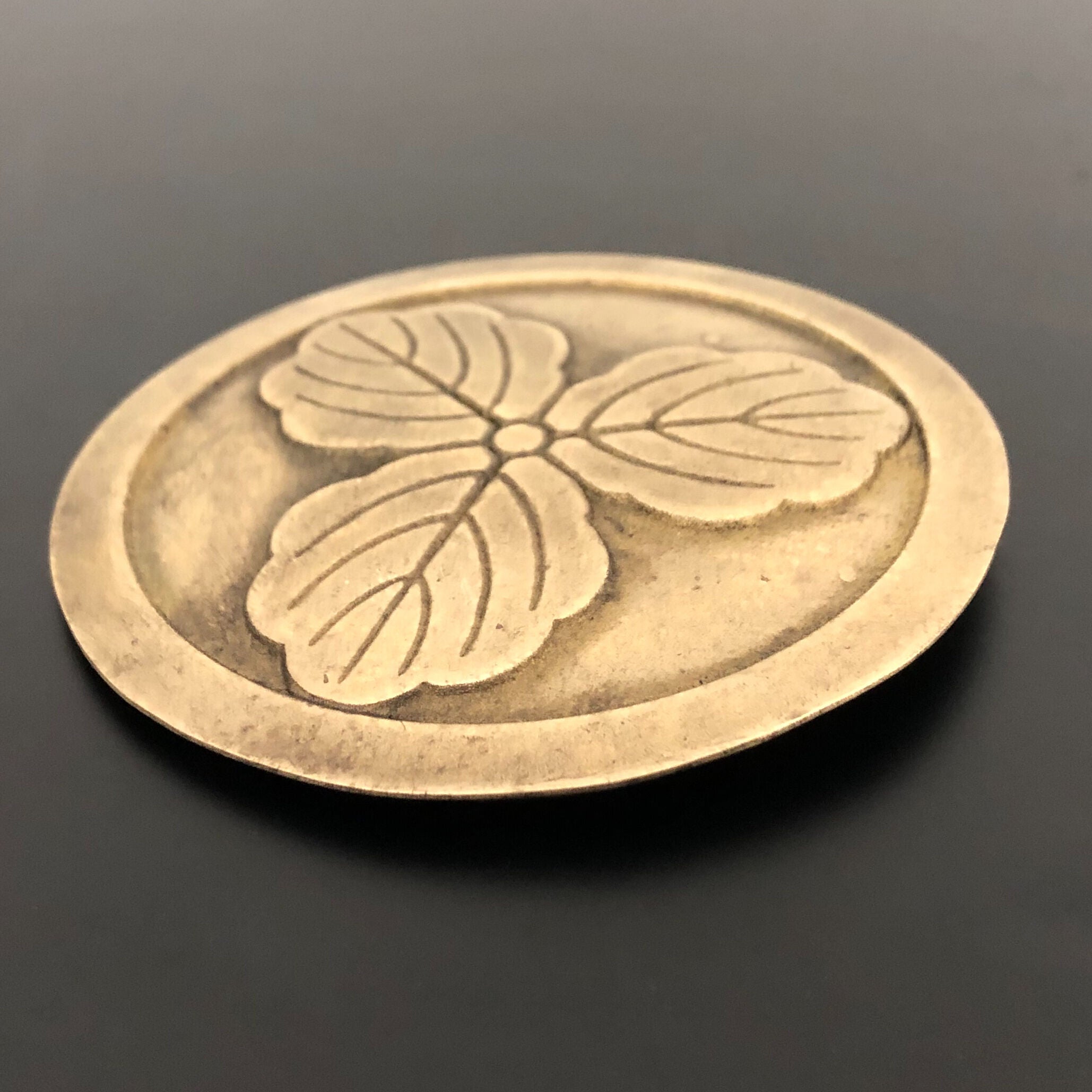 [K-022] Front plate, circle with three oak leaves