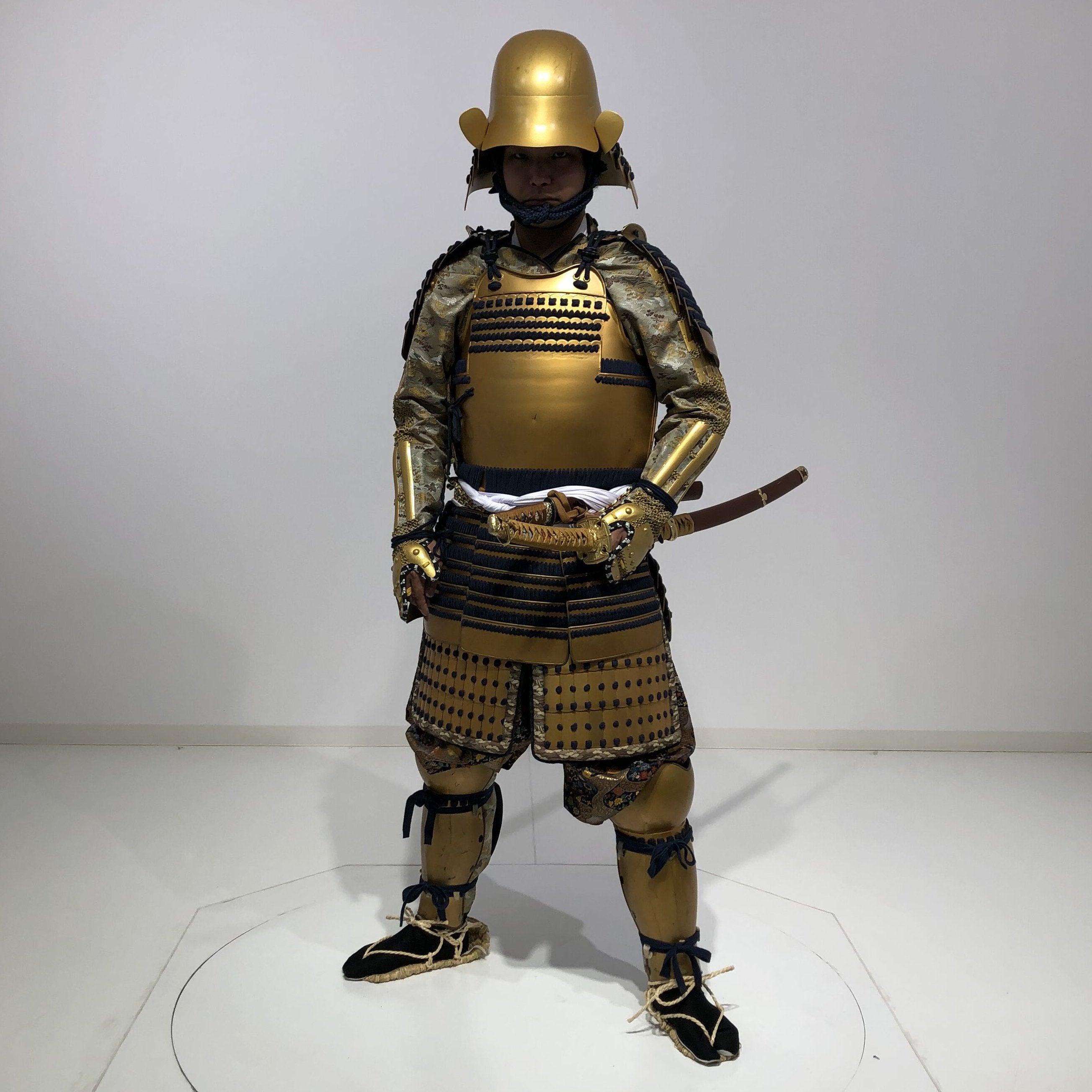 [L4-11-1] Tokugawa Ieyasu Gold Armor (rental)