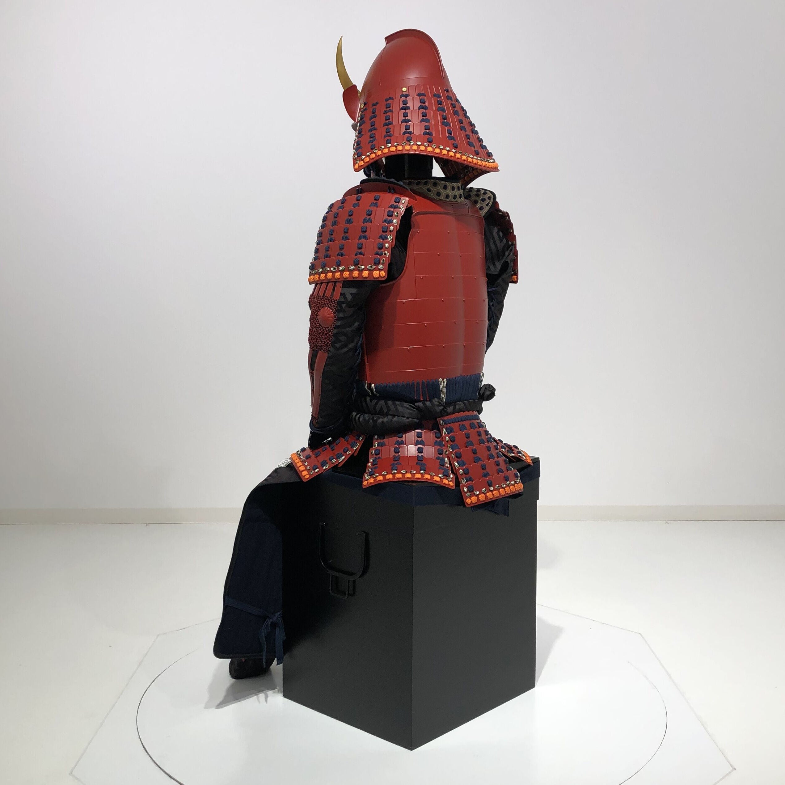 [O-079] Dark blue thread-dyed red matte riveted two-piece armor (peach-shaped helmet)