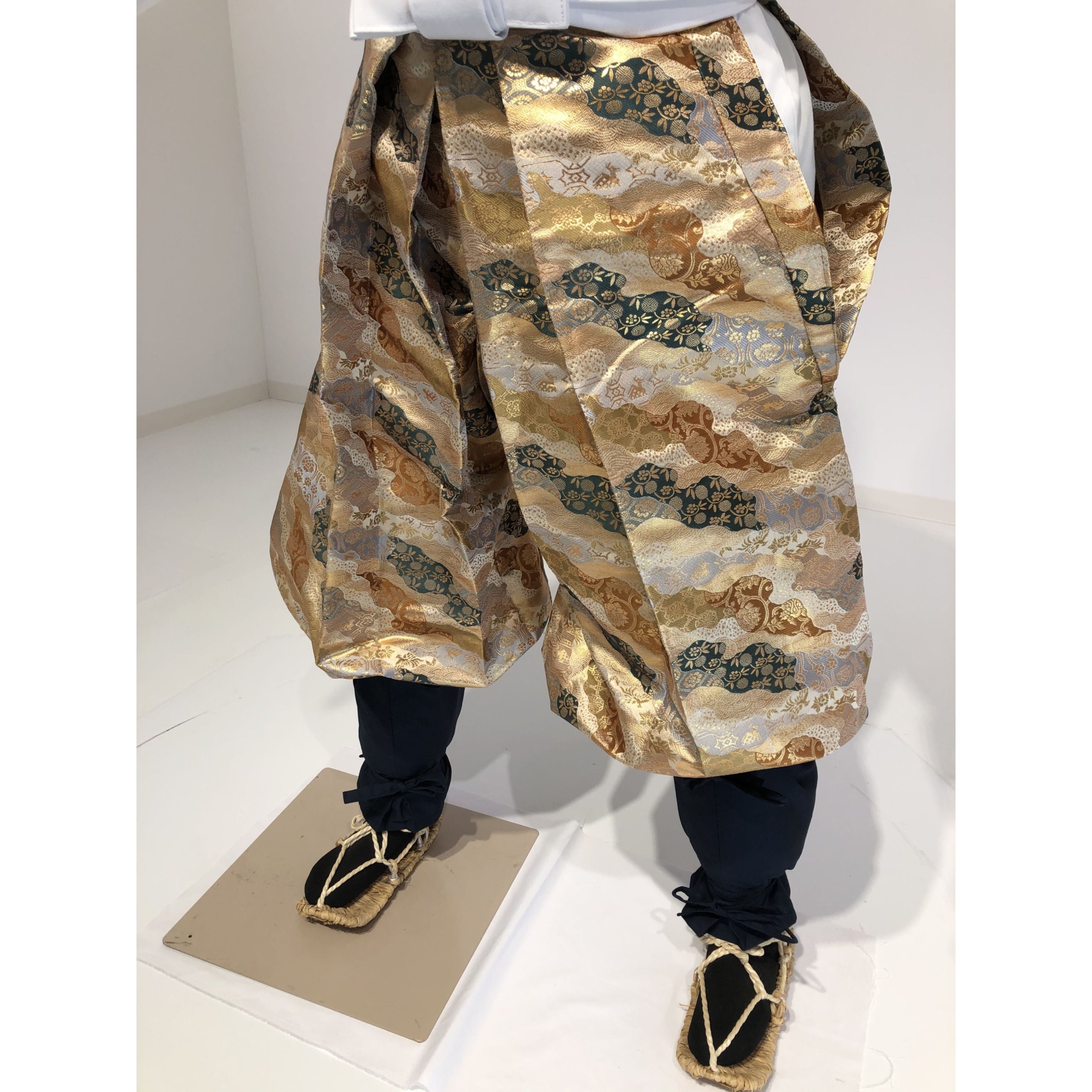 [B-033-1] Gold brocade hakama