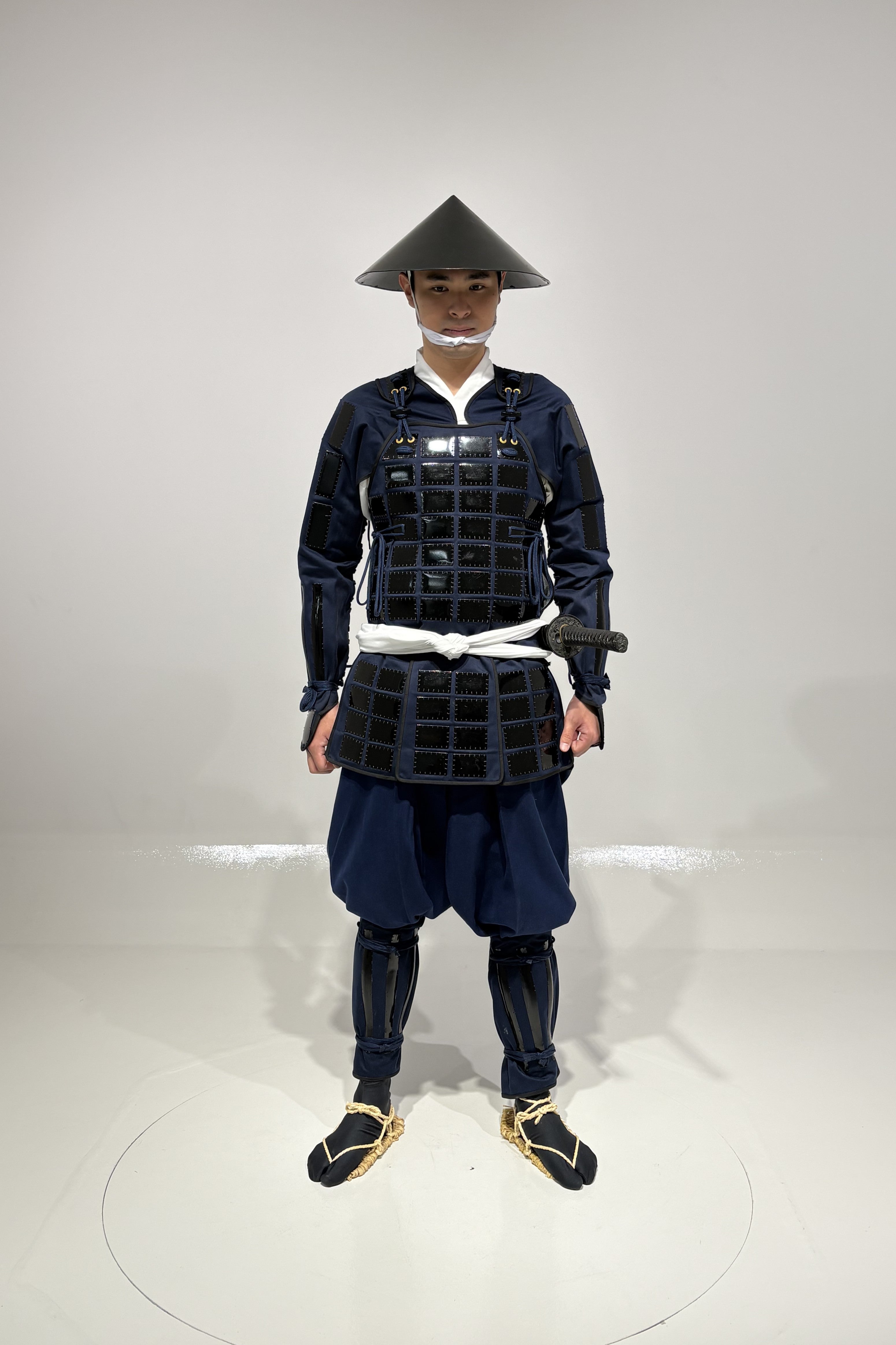 『光忍』丸武産業製【鎧•甲冑】違い鷹の羽紋 黒色赤糸威当世具足【鎧立て•櫃付】 サムライストアの現代甲冑 